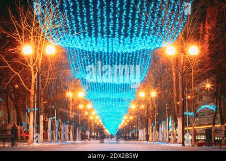 Festliche Beleuchtung Auf Der Straße Am Neujahr. Weihnachtsdekoration Stockfoto
