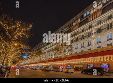 Paris, Frankreich - 11 30 2020: Die Fenster der Galeries Lafayette und ihre Weihnachtsdekoration vom Boulevard Haussmann Stockfoto