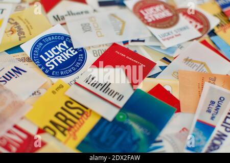 Cadro, Ticino, Schweiz - 28. November 2020 : Zigarettenanhänger flat lay von vielen verschiedenen Marken Stockfoto