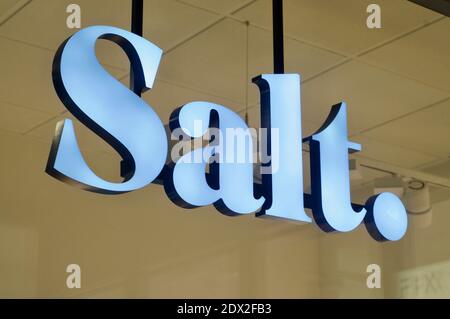 Lugano, Schweiz - 26. November 2020 : Salt Mobile Schild vor einem Laden in Lugano. Salt. Ist ein Schweizer Telekommunikationsanbieter von Mob Stockfoto