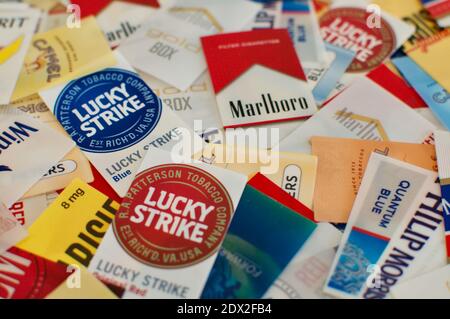 Cadro, Ticino, Schweiz - 28. November 2020 : Zigarettenanhänger flat lay von vielen verschiedenen Marken Stockfoto