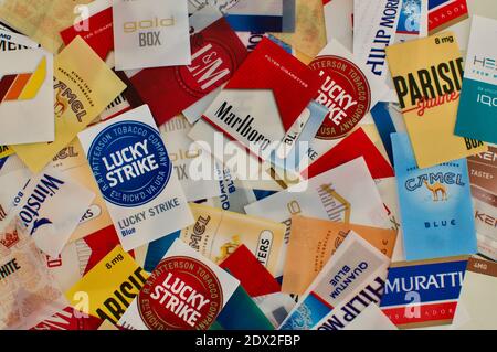 Cadro, Ticino, Schweiz - 28. November 2020 : Zigarettenanhänger flat lay von vielen verschiedenen Tabakmarken Stockfoto