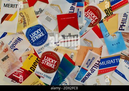 Cadro, Ticino, Schweiz - 28. November 2020 : Zigarettenanhänger flat lay von vielen verschiedenen Marken Stockfoto