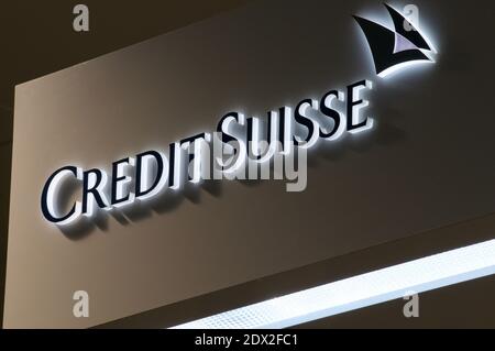 Lugano, Tessin, Schweiz - 26. November 2020 : Nahaufnahme des fluoreszierenden Credit Suisse Bankzeichens in Lugano.die Credit Suisse ist ein globaler Vermögensverwalter Inv Stockfoto