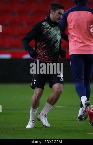 Stoke on Trent, Großbritannien. Dezember 2020. Tottenham Hotspur Mittelfeldspieler Harry Winks (8) Aufwärmen während des EFL Carabao Cup Quarter-Final Spiels zwischen Stoke City und Tottenham Hotspur im bet365 Stadium, Stoke-on-Trent, England am 23. Dezember 2020. Foto von Jurek Biegus. Nur redaktionelle Verwendung, Lizenz für kommerzielle Nutzung erforderlich. Keine Verwendung bei Wetten, Spielen oder Veröffentlichungen einzelner Vereine/Vereine/Spieler. Kredit: UK Sports Pics Ltd/Alamy Live Nachrichten Stockfoto