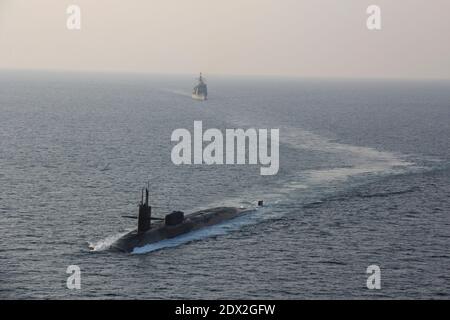 Arabische See, Bahrain. Dezember 2020. Das US-Navy-Atom-U-Boot USS Georgia der Ohio-Klasse durchreist den Arabischen Golf entlang des Ticonderoga-Klasse-Lenkraketen-Kreuzers USS Philippine Sea 21. Dezember 2020 vor der Küste von Bahrain. Quelle: Planetpix/Alamy Live News Stockfoto