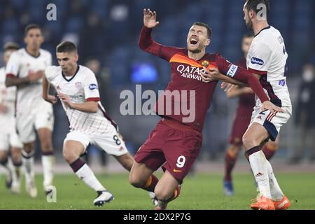 Rom, Italien. Dezember 2020. ROM, ITALIEN - Dezember 23 : Edin Dzeko (L) von AS Roma Geste während des Serie A Fußballmatches zwischen AS Roma und Cagliari im Stadio Olimpico am 23. Dezember 2020 in Rom Italien /LM Kredit: Unabhängige Fotoagentur/Alamy Live News Stockfoto