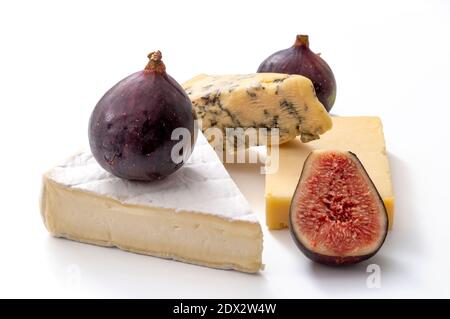 Speiseplatte, luxuriöser Geschmack und Deli-Snack-Konzept mit reifen Feigen und Auswahl an Camembert, Cheddar und Blauschimmelkäse isoliert auf weißem Hintergrund Stockfoto