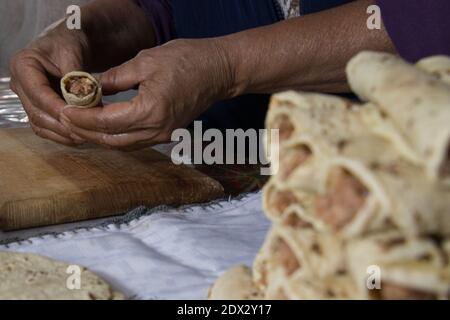 Ein Koch bereitet mexikanische Tacos zu. Stockfoto