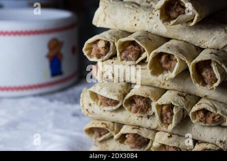 Viele mexikanische Tacos in der Küche Stockfoto