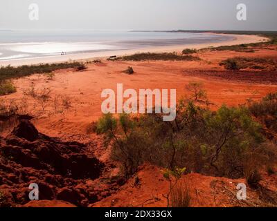 Ebbe unter roten Pindan-Klippen in Munget an der Pender Bay, Dampier Peninsula, Westaustralien Stockfoto