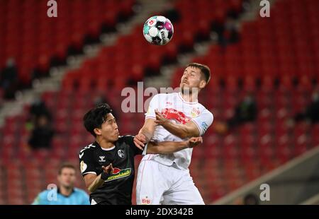 23. Dezember 2020, Baden-Württemberg, Stuttgart: Fußball: DFB Cup, VfB Stuttgart - SC Freiburg, 2. Runde in der Mercedes-Benz Arena. Stuttgarts Waldemar Anton (r) leitet in Freiburgs Wooyeong Jeong. (Wichtiger Hinweis: Der DFB verbietet die Verwendung von Sequenzbildern im Internet und in Online-Medien während des Spiels (einschließlich Halbzeit). Sperrfrist! Das DFB erlaubt die Veröffentlichung und Weiterverwendung der Bilder auf mobilen Geräten (insbesondere MMS) und über DVB-H und DMB erst nach Ende des Spiels). Foto: Marijan Murat/dpa - WICHTIGER HINWEIS: Gemäß den Vorschriften der DFL D Stockfoto