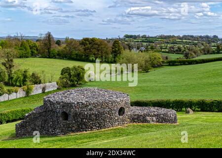 County Meath, Eastern Ireland, Großbritannien. Mai 2016. Newgrange UNESCO-Weltkulturerbe ist ein 5,200 Jahre altes Durchgangsgrab von Steinzeit Bauern gebaut, Th Stockfoto