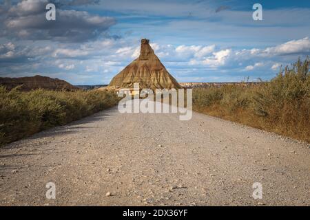 Schotterstraße in Bardenas Reales, Navarra, Spanien Stockfoto