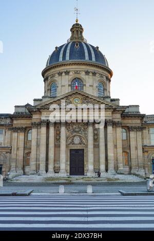 PARIS, FRANKREICH -15 DEZ 2020- Blick auf das französische Institut Academie Francaise im 6. Arrondissement von Paris. Stockfoto