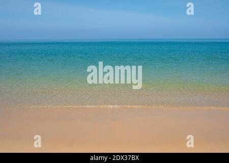 Schöner leerer Strand mit klarem Sand und klarem blauen Wasser. Stockfoto