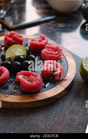 Fleisch Carpaccio mit Oliven und Limette Stockfoto