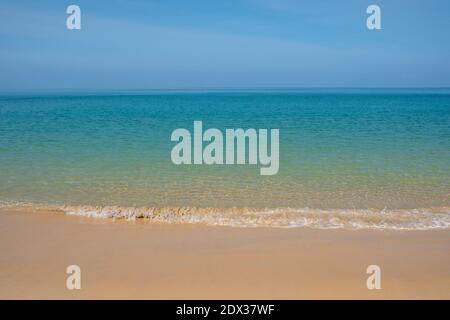Leerer, wilder Strand mit feinem, sauberen Sand und blauem Meer. Stockfoto