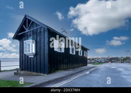 Alte Strandhütten am Falmouth Meer mit blauem Himmel Und Wolken cornwall England großbritannien Stockfoto