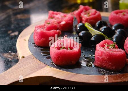 Fleisch Carpaccio mit Oliven und Limette Stockfoto
