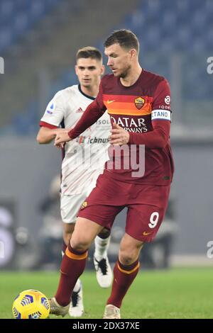 Rom, Italien. Dezember 2020. ROM, ITALIEN - Dezember 23 : Edin Dzeko (9) von AS Roma in Aktion während der Serie A Fußballspiel zwischen AS Roma und Cagliari im Stadio Olimpico am 23. Dezember 2020 in Rom Italien /LM Credit: Claudio Pasquazi/LPS/ZUMA Wire/Alamy Live News Stockfoto