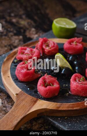 Fleisch Carpaccio mit Oliven und Limette Stockfoto