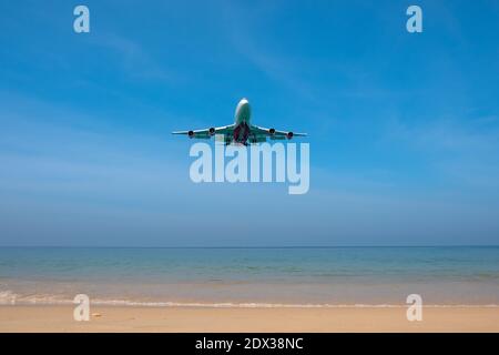 THAILAND, PHUKET, Mai Khao Beach - 03. MÄRZ 2018: Das Flugzeug der Fluggesellschaft 'Russia' landet auf dem Flughafen Phuket. Flugzeug fliegt über Mai Khao Beach Stockfoto