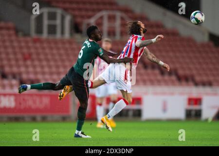 Stoke on Trent, Großbritannien. Dezember 2020. Davinson Sanchez von Tottenham Hotspur in einer Luftherausforderung mit Steven Fletcher von Stoke City während des Carabao Cup-Spiels im Bet 365 Stadium, Stoke-on-Trent Bild von Matt Wilkinson/Focus Images/Sipa USA 23/12/2020 Credit: SIPA USA/Alamy Live News Stockfoto