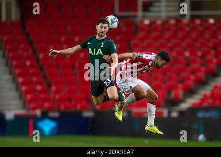 Stoke on Trent, Großbritannien. Dezember 2020. Ben Davies von Tottenham Hotspur in einer Luftherausforderung mit Tommy Smith von Stoke City während des Carabao Cup-Spiels im Bet 365 Stadium, Stoke-on-Trent Bild von Matt Wilkinson/Focus Images/Sipa USA 23/12/2020 Credit: SIPA USA/Alamy Live News Stockfoto