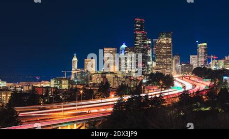 Skyline von Seattle bei Nacht vom Dr. Jose Rizal Park in Seattle, Washington Stockfoto
