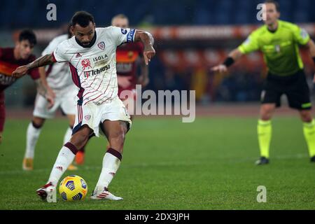 Rom, Italien. Dezember 2020. ROM, Italien - 23.12.2020: JOAO PEDRO (CAGLIARI) ERZIELT DIE STRAFE während der italienischen Serie A Liga 2020 Fußballspiel zwischen AS ROMA gegen CAGLIARI, im Olympiastadion in Rom Credit: Independent Photo Agency/Alamy Live News Stockfoto