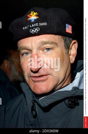 DER US-Schauspieler Robin Williams wurde bei einem offensichtlichen Selbstmord im Alter von 63 Jahren tot aufgefunden, wie die kalifornische Polizei am Montag, den 11. August 2014 mitteilte. Marin County Police sagte, dass er in seiner Wohnung für tot erklärt wurde, kurz nachdem Beamte gegen Mittag Ortszeit auf einen Notruf geantwortet hatten. Williams war berühmt für Filme wie Good Morning Vietnam und Dead Poets Society und gewann einen Oscar für seine Rolle in Good will Hunting; Datei Foto : © Lionel Hahn/ABACA. 31598-18. Salt Lake City-Utah-USA, 13/1/2002. Robin Williams kommt bei der Weltpremiere eines EINSTÜNDIGEN FOTOS im Eccles Theater an. Stockfoto