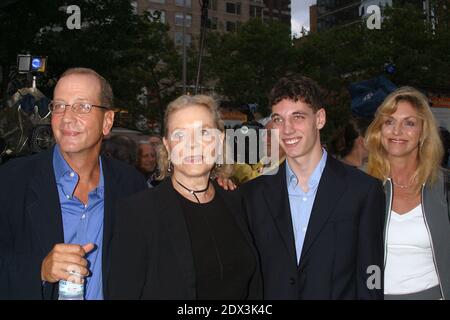 Die Hollywood-Schauspielerin Lauren Bacall ist im Alter von 89 Jahren nach einem Schlaganfall in ihrem Haus in New York gestorben. Datei Foto : © Darla Khazei/ABACA. 48600. New York City-NY-USA, 11/08/2002. Lauren Bacall mit ihrem Sohn (Stephen H. Bogart), seiner Frau und seinem Sohn zum 60. Jahrestag von Casablanca mit einer Gala-Tribute-Vorführung. Stockfoto