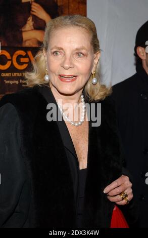 Die Hollywood-Schauspielerin Lauren Bacall ist im Alter von 89 Jahren nach einem Schlaganfall in ihrem Haus in New York gestorben. Datei Foto : Lauren Bacall kommt bei der Premiere von Dogville im Clearview Chelsea West Theater in New York, am Montag, 22. März 2004. (Im Bild: Lauren Bacall). Foto von Nicolas Khayat/ABACA. Stockfoto