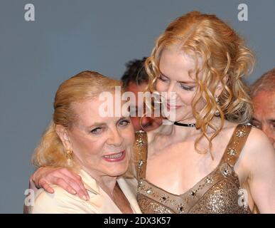 Die Hollywood-Schauspielerin Lauren Bacall ist im Alter von 89 Jahren nach einem Schlaganfall in ihrem Haus in New York gestorben. File photo : US-legendäre Schauspielerin Lauren Bacall (L) und australische Filmstar Nicole Kidman auf der Bühne im Deauville Casino nach der Vorführung ihres neuesten Films "Birth" von Jonathan Glazer, auf dem 30. American Film Festival in Deauville, Normandie, Frankreich, Donnerstag, 9. September 2004. Foto von Bruno Klein/ABACA Stockfoto