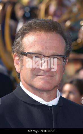 DER US-Schauspieler Robin Williams wurde bei einem offensichtlichen Selbstmord im Alter von 63 Jahren tot aufgefunden, wie die kalifornische Polizei am Montag, den 11. August 2014 mitteilte. Marin County Police sagte, dass er in seiner Wohnung für tot erklärt wurde, kurz nachdem Beamte gegen Mittag Ortszeit auf einen Notruf geantwortet hatten. Williams war berühmt für Filme wie Good Morning Vietnam und Dead Poets Society und gewann einen Oscar für seine Rolle in Good will Hunting; Datei Foto : © Lionel Hahn/ABACA. 50073. Los Angeles-CA-USA, 21/09/2003. Robin Williams kommt bei den 55. Jährlichen Primetime Emmy Awards im Shrine Theatre an. Stockfoto