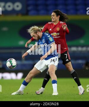 Evertons Tom Davies (links) und Edinson Cavani von Manchester United kämpfen während des Carabao Cup, Quarter Final Matches im Goodison Park, Liverpool, um den Ball. Stockfoto