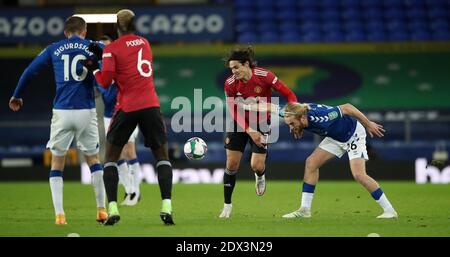 Evertons Tom Davies (rechts) und Edinson Cavani von Manchester United kämpfen während des Carabao Cup, Quarter Final Matches im Goodison Park, Liverpool, um den Ball. Stockfoto