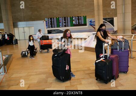 Tel Aviv, Israel. Dezember 2020. Passagiere mit Gesichtsmasken kommen am 23. Dezember 2020 am Ben Gurion International Airport in der Nähe von Tel Aviv, Israel, an. Israel nimmt Einreisebeschränkungen für neue Virusstamm ab Mittwoch an, nach denen nicht-Israelis nicht in das Land einreisen dürfen, außer für Diplomaten, die in Israel stationiert sind, und andere Sonderfälle. Kredit: Gil Cohen Magen/Xinhua/Alamy Live Nachrichten Stockfoto