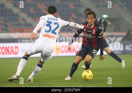 Bologna, Italien. Dezember 2020. Bologna's Emanuel Vignato (R) und Atalanta's Matteo Pessina in Aktion während der italienischen Serie A Fußballspiel Bologna FC gegen Atalanta im Renato Dall'Ara Stadion in Bologna, Italien, 23. Dezember 2020. Ph. Michele Nucci/LM Credit: Michele Nucci/LPS/ZUMA Wire/Alamy Live News Stockfoto