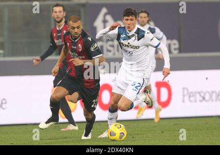 Bologna, Italien. Dezember 2020. Bologna Danilo Larangeira (L) und Atalanta Matteo Pessina während der italienischen Serie A Fußballspiel Bologna FC gegen Atalanta im Renato Dall'Ara Stadion in Bologna, Italien, 23. Dezember 2020. Ph. Michele Nucci/LM Credit: Michele Nucci/LPS/ZUMA Wire/Alamy Live News Stockfoto