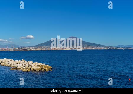 Blick auf den Vesuv vom Posillipo Hügel, Neapel, Kampanien, Italien. Stockfoto