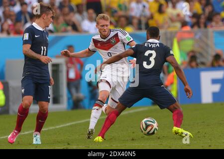 Die Franzosen Antoine Griezmann und Patrice Evra kämpfen gegen Andre Schurrle in der Fußball-WM 2014 1/4 des Finalrunde Spiel Frankreich gegen Deutschland im Maracana Stadium, Rio de Janeiro, Brasilien am 4. Juli 2014. Deutschland gewann 1:0. Foto von Henri Szwarc/ABACAPRESS.COM Stockfoto