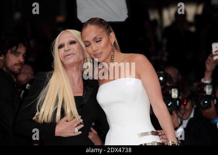 Donatella Versace und Jennifer Lopez nahmen an der Herbst-Winter 2014/2015 Haute Couture-Kollektion von Versace Teil, die am 6. Juli 2014 im Salon de la Chambre de Commerce et de l'Industrie in Paris, Frankreich, stattfand. Foto von Audrey Poree/ABACAPRESS.COM Stockfoto