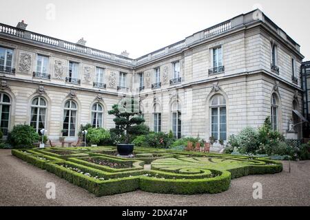 Ein Blick auf den Garten des Elysee-Palastes, der offiziellen Residenz des französischen Präsidenten, an einem Tag der offenen Tür für die Öffentlichkeit, 6. Juli 2014. Foto von Audrey Poree/ABACAPRESS.COM Stockfoto
