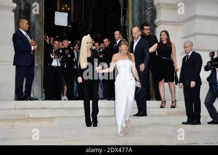 Donatella Versace und Jennifer Lopez nahmen an der Herbst-Winter 2014/2015 Haute Couture-Kollektion von Versace Teil, die am 06. Juli 2014 im Salon de la Chambre de Commerce et de l'Industrie in Paris, Frankreich, stattfand. Foto von Aurore Marechal/ABACAPRESS.COM Stockfoto