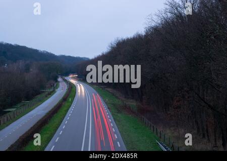 Langzeitaufnahme einer Autobahn in den Niederlanden Stockfoto