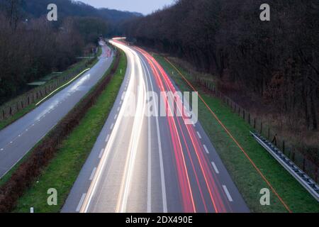 Langzeitaufnahme einer Autobahn in den Niederlanden Stockfoto