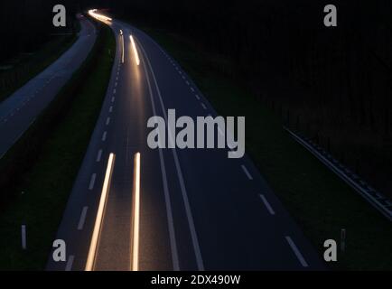 Langzeitaufnahme einer Autobahn in den Niederlanden Stockfoto