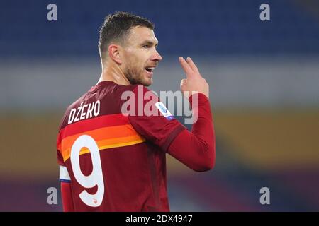 Edin Dzeko von Roma Gesten während der italienischen Meisterschaft Serie EIN Fußballspiel zwischen AS Roma und Cagliari Calcio am 23. Dezember 2020 im Stadio Olimpico in Rom, Italien - Foto Federico Proietti / DPPI / LM Stockfoto